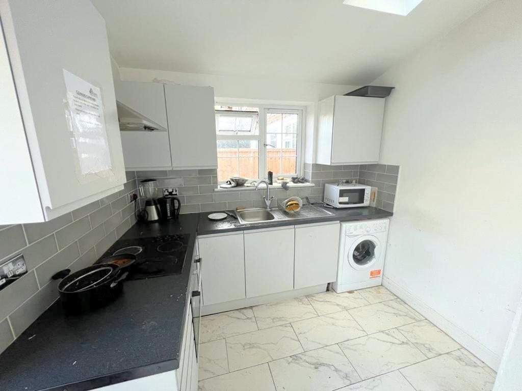 Lilleshall Rooms Mitcham Bagian luar foto